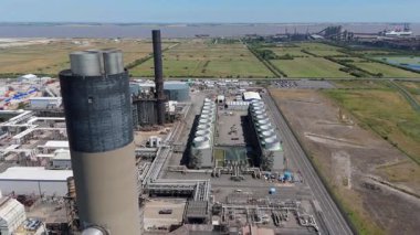 Baca yığınları, soğutma kuleleri ve türbinleri, enerji üretimi kömür ateşlenmesi ve gaz yakıtlı elektrik ve İngiltere 'nin fosil yakıtları ile büyük bir enerji santralinin havadan görüntüsü.