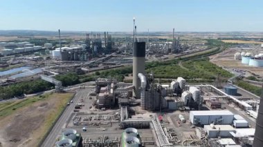 Baca yığınları, soğutma kuleleri ve türbinleri, enerji üretimi kömür ateşlenmesi ve gaz yakıtlı elektrik ve İngiltere 'nin fosil yakıtları ile büyük bir enerji santralinin havadan görüntüsü.