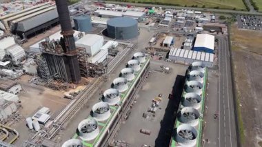 Baca yığınları, soğutma kuleleri ve türbinleri, enerji üretimi kömür ateşlenmesi ve gaz yakıtlı elektrik ve İngiltere 'nin fosil yakıtları ile büyük bir enerji santralinin havadan görüntüsü.