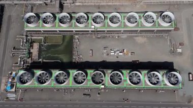 Baca yığınları, soğutma kuleleri ve türbinleri, enerji üretimi kömür ateşlenmesi ve gaz yakıtlı elektrik ve İngiltere 'nin fosil yakıtları ile büyük bir enerji santralinin havadan görüntüsü.