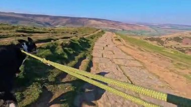 Yürürken Mam Tor, Peak District Derbyshire Dales, güneşli köpek yürüyüşü, parlak bahar güneşi.