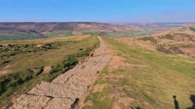 Yürürken Mam Tor, Peak District Derbyshire Dales, güneşli köpek yürüyüşü, parlak bahar güneşi.