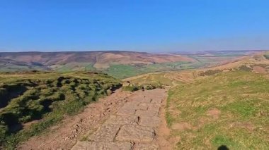Yürürken Mam Tor, Peak District Derbyshire Dales, güneşli köpek yürüyüşü, parlak bahar güneşi.