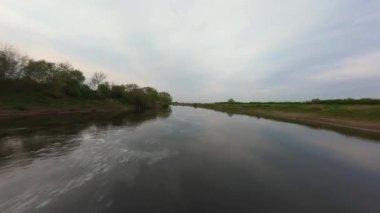 FPV insansız hava aracı, Cromwell Weir 'da Trent Nehri' nin üzerinden alçak geçiş, gün batımında nehir bariyeri, Birleşik Krallık 'ta hızlı su uçuşları..