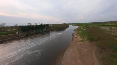 FPV insansız hava aracı, Cromwell Weir 'da Trent Nehri' nin üzerinden alçak geçiş, gün batımında nehir bariyeri, Birleşik Krallık 'ta hızlı su uçuşları..
