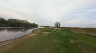 FPV insansız hava aracı, Cromwell Weir 'da Trent Nehri' nin üzerinden alçak geçiş, gün batımında nehir bariyeri, Birleşik Krallık 'ta hızlı su uçuşları..