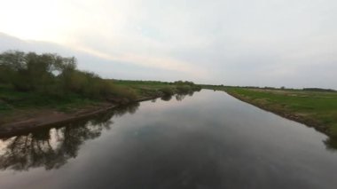 FPV insansız hava aracı, Cromwell Weir 'da Trent Nehri' nin üzerinden alçak geçiş, gün batımında nehir bariyeri, Birleşik Krallık 'ta hızlı su uçuşları..