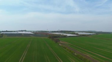 Çiftçilik poli tünelleri, kırsal tarım ve bahçıvanlık için hava aracı görüntüsü sürdürülebilir rüzgar türbinleri enerji üretimi, Kuzey Nottinghamshire, Birleşik Krallık