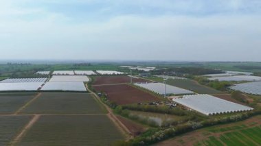 Çiftçilik poli tünelleri, kırsal tarım ve bahçıvanlık için hava aracı görüntüsü sürdürülebilir rüzgar türbinleri enerji üretimi, Kuzey Nottinghamshire, Birleşik Krallık