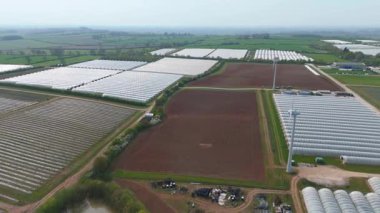 Çiftçilik poli tünelleri, kırsal tarım ve bahçıvanlık için hava aracı görüntüsü sürdürülebilir rüzgar türbinleri enerji üretimi, Kuzey Nottinghamshire, Birleşik Krallık