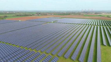 Batı Burton, İngiltere yakınlarındaki güneş ışığından yenilenebilir enerji üreten devasa güneş paneli dizisinin hava aracı görüntüleri.