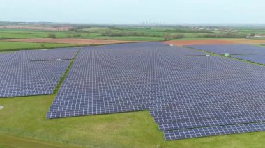 Batı Burton, İngiltere yakınlarındaki güneş ışığından yenilenebilir enerji üreten devasa güneş paneli dizisinin hava aracı görüntüleri.