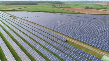 Batı Burton, İngiltere yakınlarındaki güneş ışığından yenilenebilir enerji üreten devasa güneş paneli dizisinin hava aracı görüntüleri.