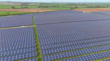 Batı Burton, İngiltere yakınlarındaki güneş ışığından yenilenebilir enerji üreten devasa güneş paneli dizisinin hava aracı görüntüleri.