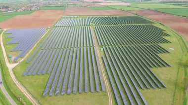 Batı Burton, İngiltere yakınlarındaki güneş ışığından yenilenebilir enerji üreten devasa güneş paneli dizisinin hava aracı görüntüleri.