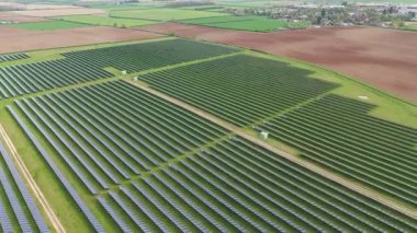 Batı Burton, İngiltere yakınlarındaki güneş ışığından yenilenebilir enerji üreten devasa güneş paneli dizisinin hava aracı görüntüleri.
