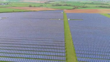 Batı Burton, İngiltere yakınlarındaki güneş ışığından yenilenebilir enerji üreten devasa güneş paneli dizisinin hava aracı görüntüleri.