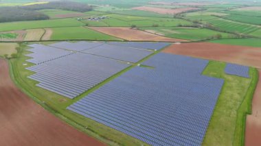 Batı Burton, İngiltere yakınlarındaki güneş ışığından yenilenebilir enerji üreten devasa güneş paneli dizisinin hava aracı görüntüleri.