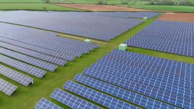 Batı Burton, İngiltere yakınlarındaki güneş ışığından yenilenebilir enerji üreten devasa güneş paneli dizisinin hava aracı görüntüleri.