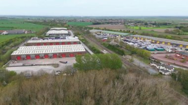İngiltere 'deki sanayi depolarının, fabrikaların, dağıtım merkezlerinin insansız hava aracı görüntüsü. Ağır mallar lojistik ve ulaşım, ticaret bölgesi, Birleşik Krallık
