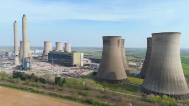 Gelecekteki nükleer ve veri merkezlerinin yeniden inşası için yıkılan West Burton elektrik santralinin dramatik hava görüntüsü