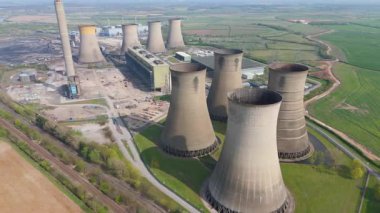Gelecekteki nükleer ve veri merkezlerinin yeniden inşası için yıkılan West Burton elektrik santralinin dramatik hava görüntüsü
