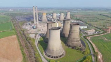 Gelecekteki nükleer ve veri merkezlerinin yeniden inşası için yıkılan West Burton elektrik santralinin dramatik hava görüntüsü