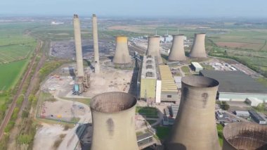 Gelecekteki nükleer ve veri merkezlerinin yeniden inşası için yıkılan West Burton elektrik santralinin dramatik hava görüntüsü