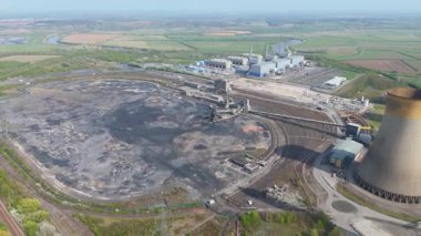 Gelecekteki nükleer ve veri merkezlerinin yeniden inşası için yıkılan West Burton elektrik santralinin dramatik hava görüntüsü