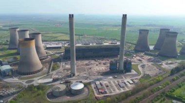 Gelecekteki nükleer ve veri merkezlerinin yeniden inşası için yıkılan West Burton elektrik santralinin dramatik hava görüntüsü