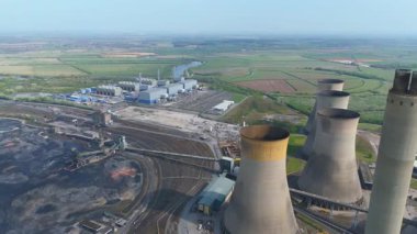 Gelecekteki nükleer ve veri merkezlerinin yeniden inşası için yıkılan West Burton elektrik santralinin dramatik hava görüntüsü