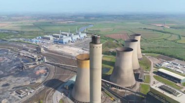 Gelecekteki nükleer ve veri merkezlerinin yeniden inşası için yıkılan West Burton elektrik santralinin dramatik hava görüntüsü