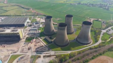 Gelecekteki nükleer ve veri merkezlerinin yeniden inşası için yıkılan West Burton elektrik santralinin dramatik hava görüntüsü