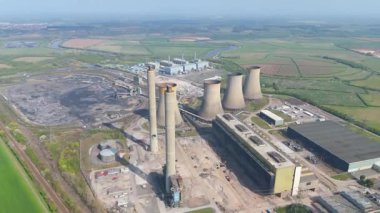 Gelecekteki nükleer ve veri merkezlerinin yeniden inşası için yıkılan West Burton elektrik santralinin dramatik hava görüntüsü