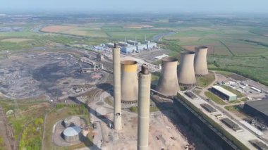 Gelecekteki nükleer ve veri merkezlerinin yeniden inşası için yıkılan West Burton elektrik santralinin dramatik hava görüntüsü