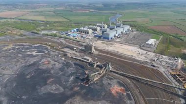 Gelecekteki nükleer ve veri merkezlerinin yeniden inşası için yıkılan West Burton elektrik santralinin dramatik hava görüntüsü