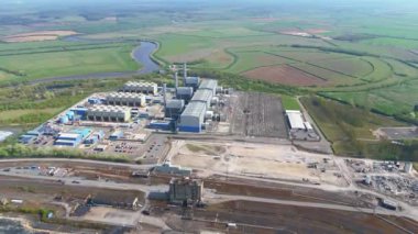 Gelecekteki nükleer ve veri merkezlerinin yeniden inşası için yıkılan West Burton elektrik santralinin dramatik hava görüntüsü