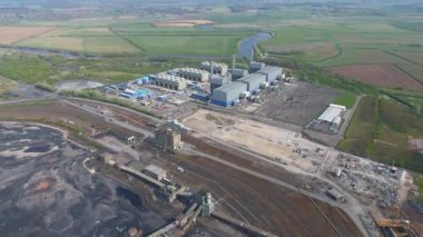 Gelecekteki nükleer ve veri merkezlerinin yeniden inşası için yıkılan West Burton elektrik santralinin dramatik hava görüntüsü