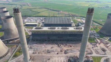 Gelecekteki nükleer ve veri merkezlerinin yeniden inşası için yıkılan West Burton elektrik santralinin dramatik hava görüntüsü