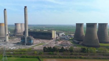 Gelecekteki nükleer ve veri merkezlerinin yeniden inşası için yıkılan West Burton elektrik santralinin dramatik hava görüntüsü
