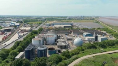 İngiltere 'nin Grimsby kentindeki dev Anglikan su arıtma tesisi, gri su arıtma tesisi ve temiz içme suyu, depolama siloları ve boru hattının havadan görünüşü.