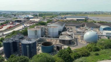 İngiltere 'nin Grimsby kentindeki dev Anglikan su arıtma tesisi, gri su arıtma tesisi ve temiz içme suyu, depolama siloları ve boru hattının havadan görünüşü.