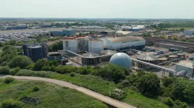 İngiltere 'nin Grimsby kentindeki dev Anglikan su arıtma tesisi, gri su arıtma tesisi ve temiz içme suyu, depolama siloları ve boru hattının havadan görünüşü.