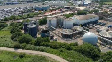 İngiltere 'nin Grimsby kentindeki dev Anglikan su arıtma tesisi, gri su arıtma tesisi ve temiz içme suyu, depolama siloları ve boru hattının havadan görünüşü.