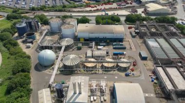 İngiltere 'nin Grimsby kentindeki dev Anglikan su arıtma tesisi, gri su arıtma tesisi ve temiz içme suyu, depolama siloları ve boru hattının havadan görünüşü.