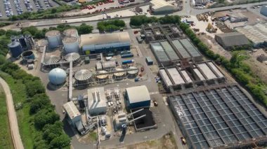 İngiltere 'nin Grimsby kentindeki dev Anglikan su arıtma tesisi, gri su arıtma tesisi ve temiz içme suyu, depolama siloları ve boru hattının havadan görünüşü.