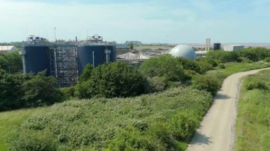 İngiltere 'nin Grimsby kentindeki dev Anglikan su arıtma tesisi, gri su arıtma tesisi ve temiz içme suyu, depolama siloları ve boru hattının havadan görünüşü.