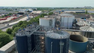İngiltere 'nin Grimsby kentindeki dev Anglikan su arıtma tesisi, gri su arıtma tesisi ve temiz içme suyu, depolama siloları ve boru hattının havadan görünüşü.