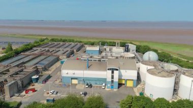 İngiltere 'nin Grimsby kentindeki dev Anglikan su arıtma tesisi, gri su arıtma tesisi ve temiz içme suyu, depolama siloları ve boru hattının havadan görünüşü.