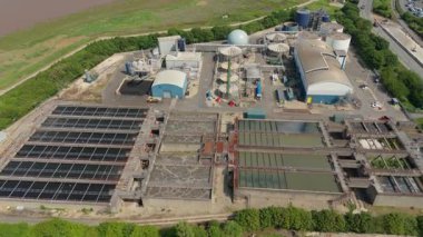 İngiltere 'nin Grimsby kentindeki dev Anglikan su arıtma tesisi, gri su arıtma tesisi ve temiz içme suyu, depolama siloları ve boru hattının havadan görünüşü.